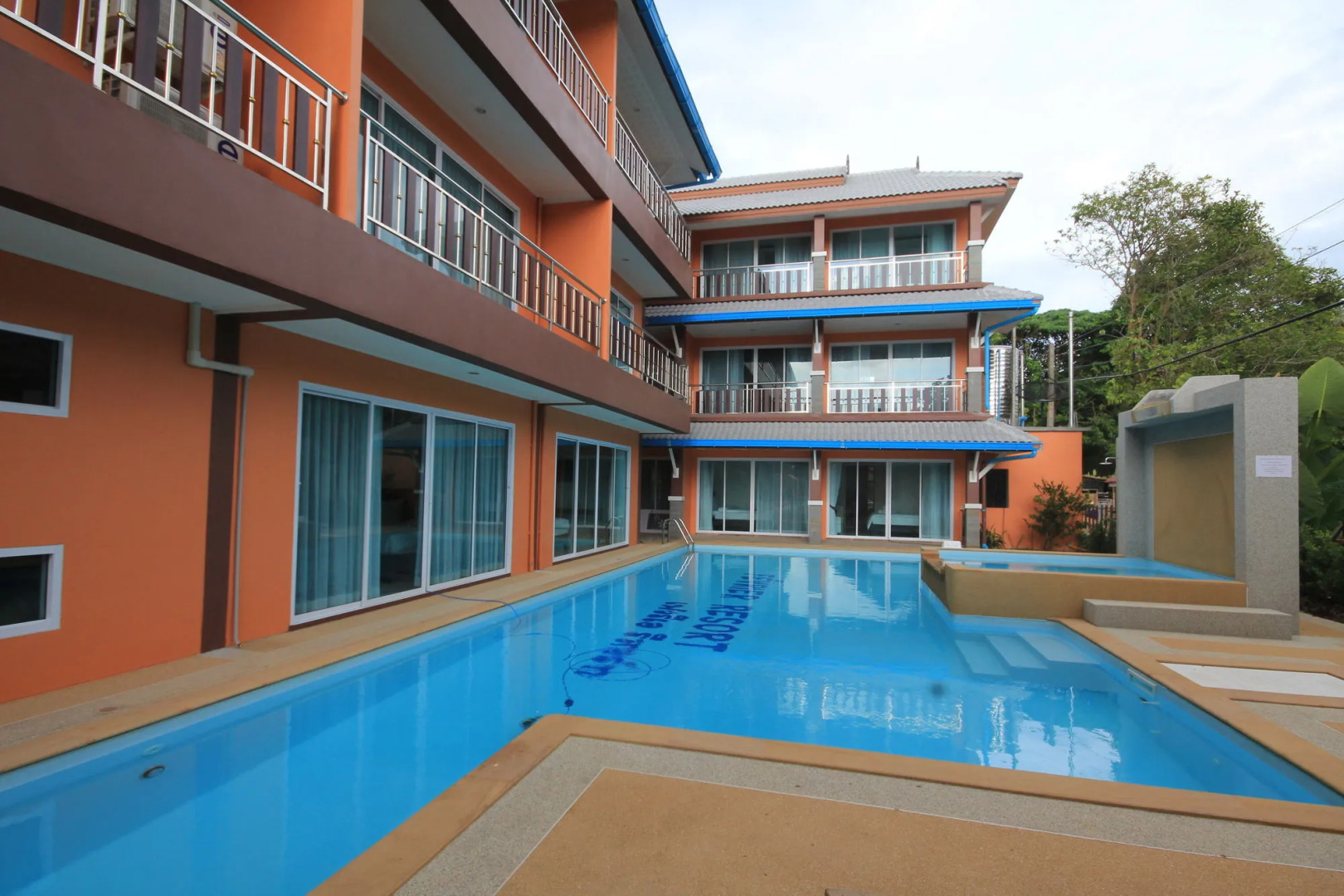 Lanta Fevrier Resort