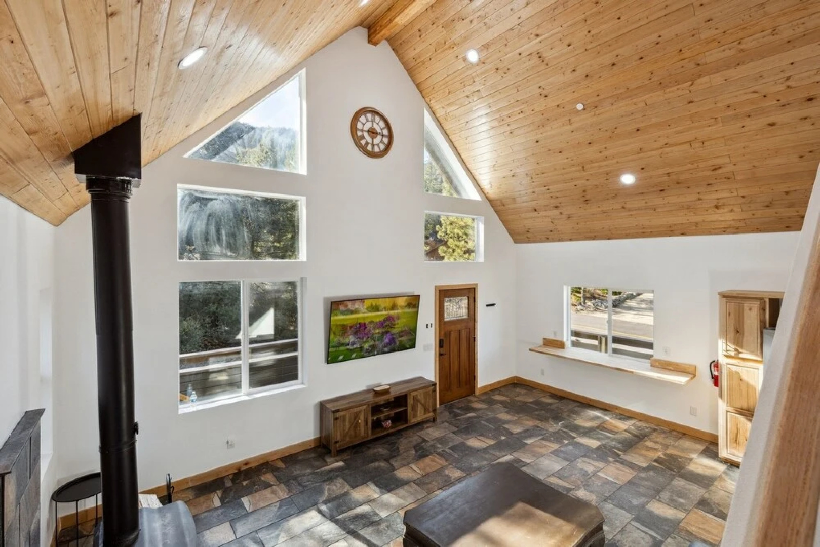 Tranquil Pine Mountain Retreat 3 Bedroom Cabin by RedAwning