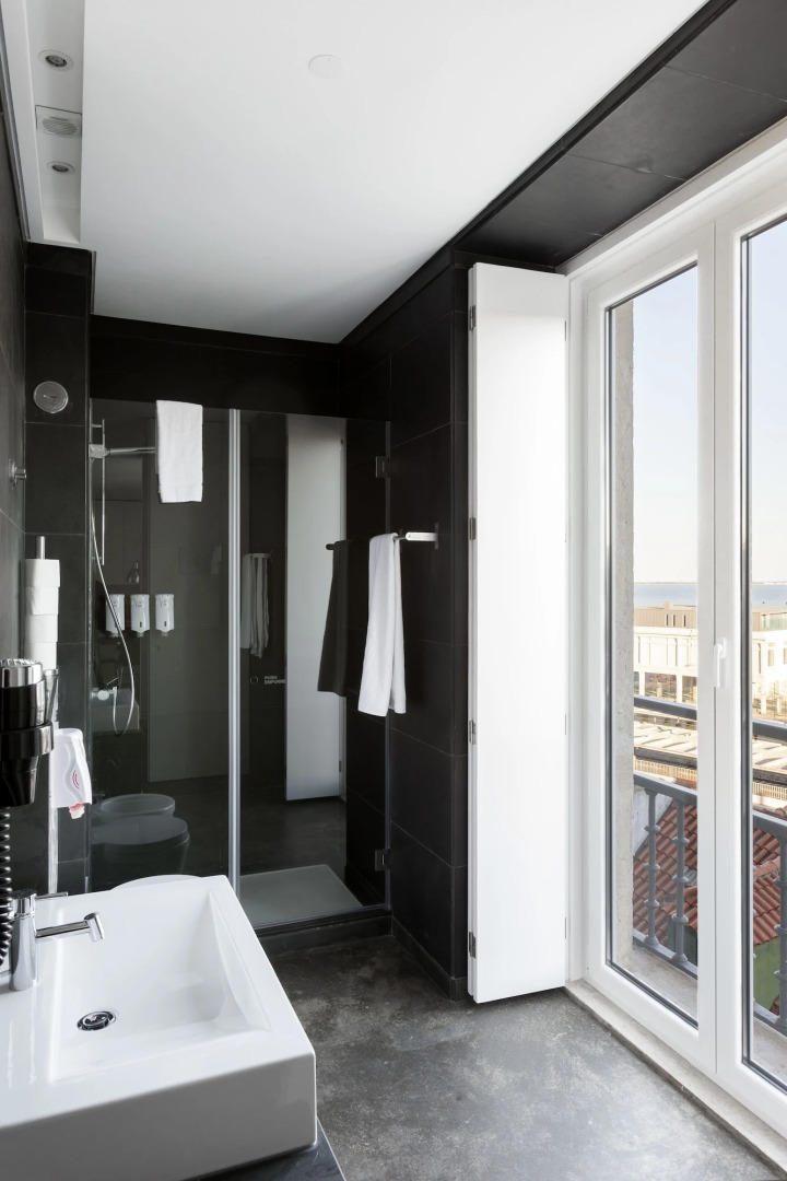 Hello Lisbon Santa Apolónia