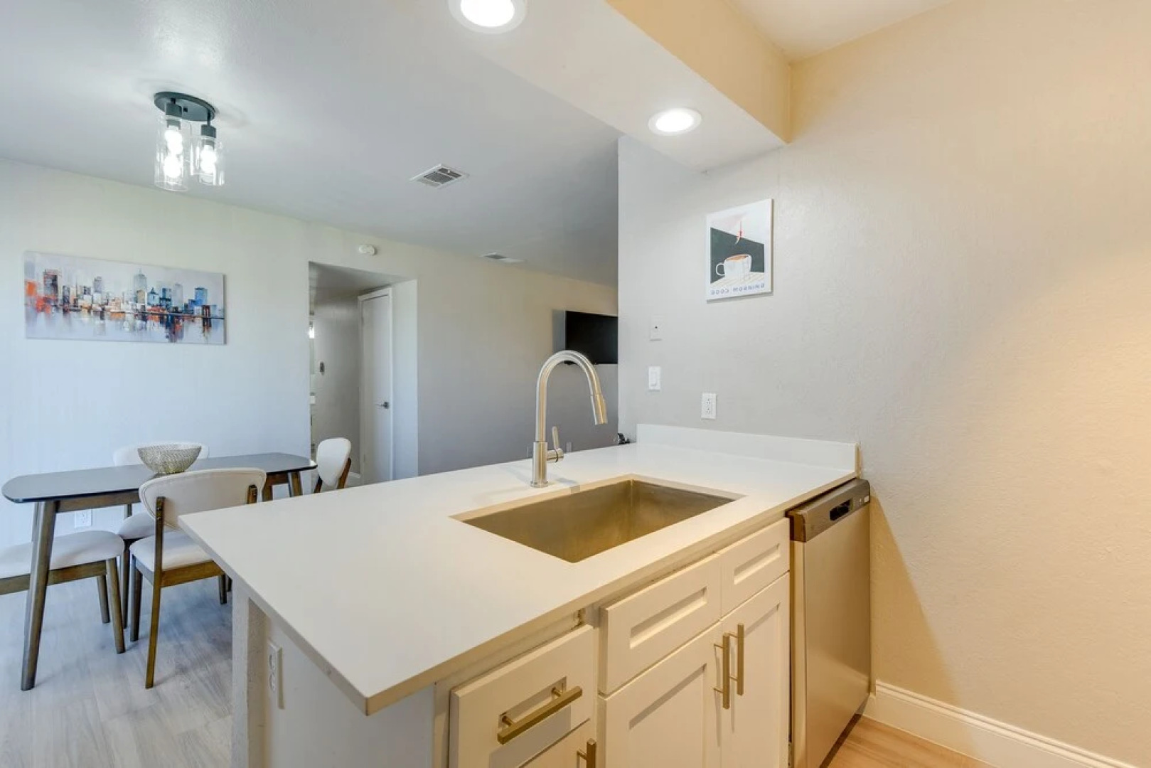 6 Mi to At&t Stadium: Grand Prairie Apt w/ Balcony