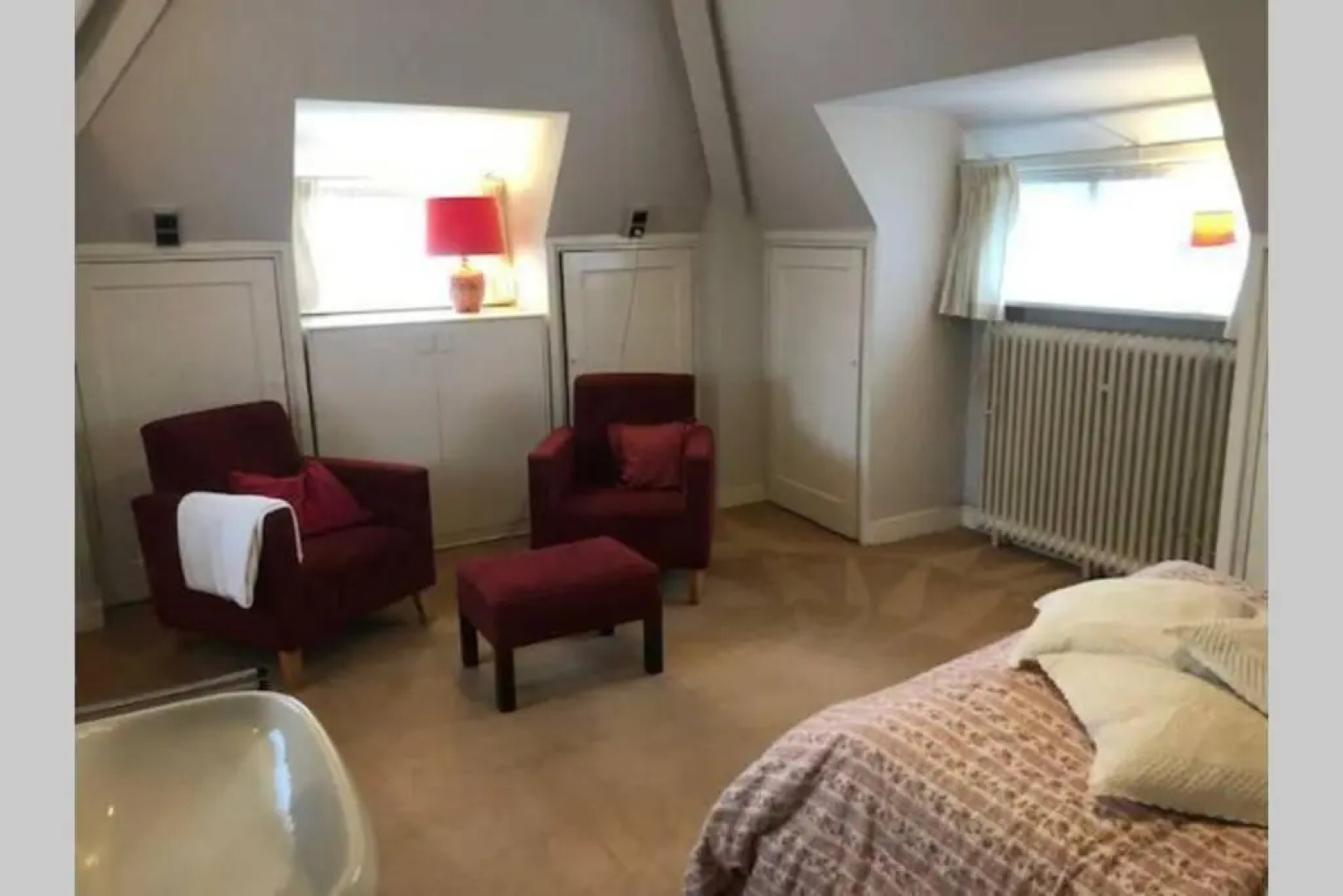 Vrijstaande rietgedekte villa nabij uitvalswegen