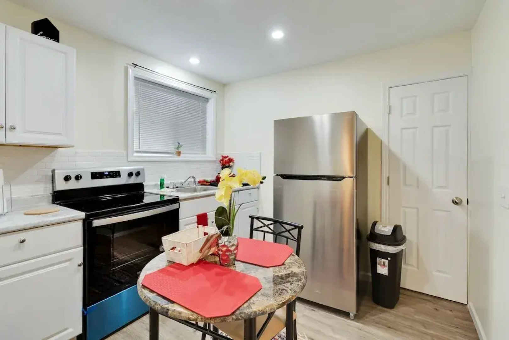 Amazing Centrally Located Apt Combo Near Uc, Hospital And Zoo! 2 Bedroom Apts by Redawning