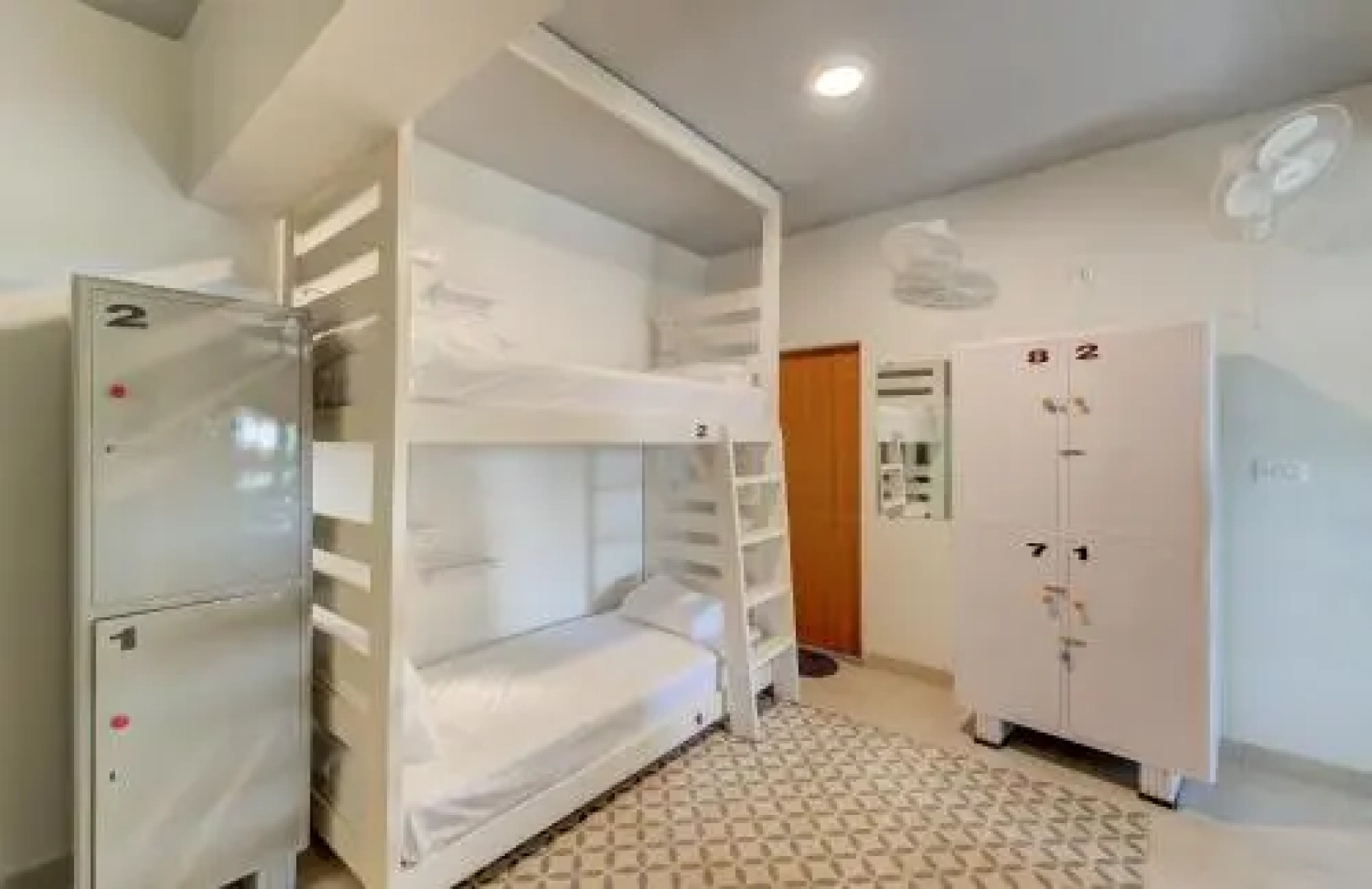 Woke Hostel - Morjim