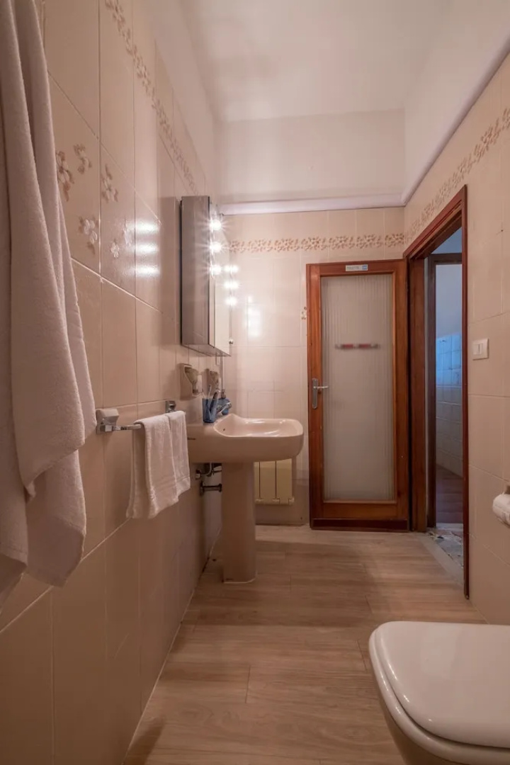 Santa Maria Novella Beautiful View for 6 - Three Bedroom Apartment, Sleeps 6