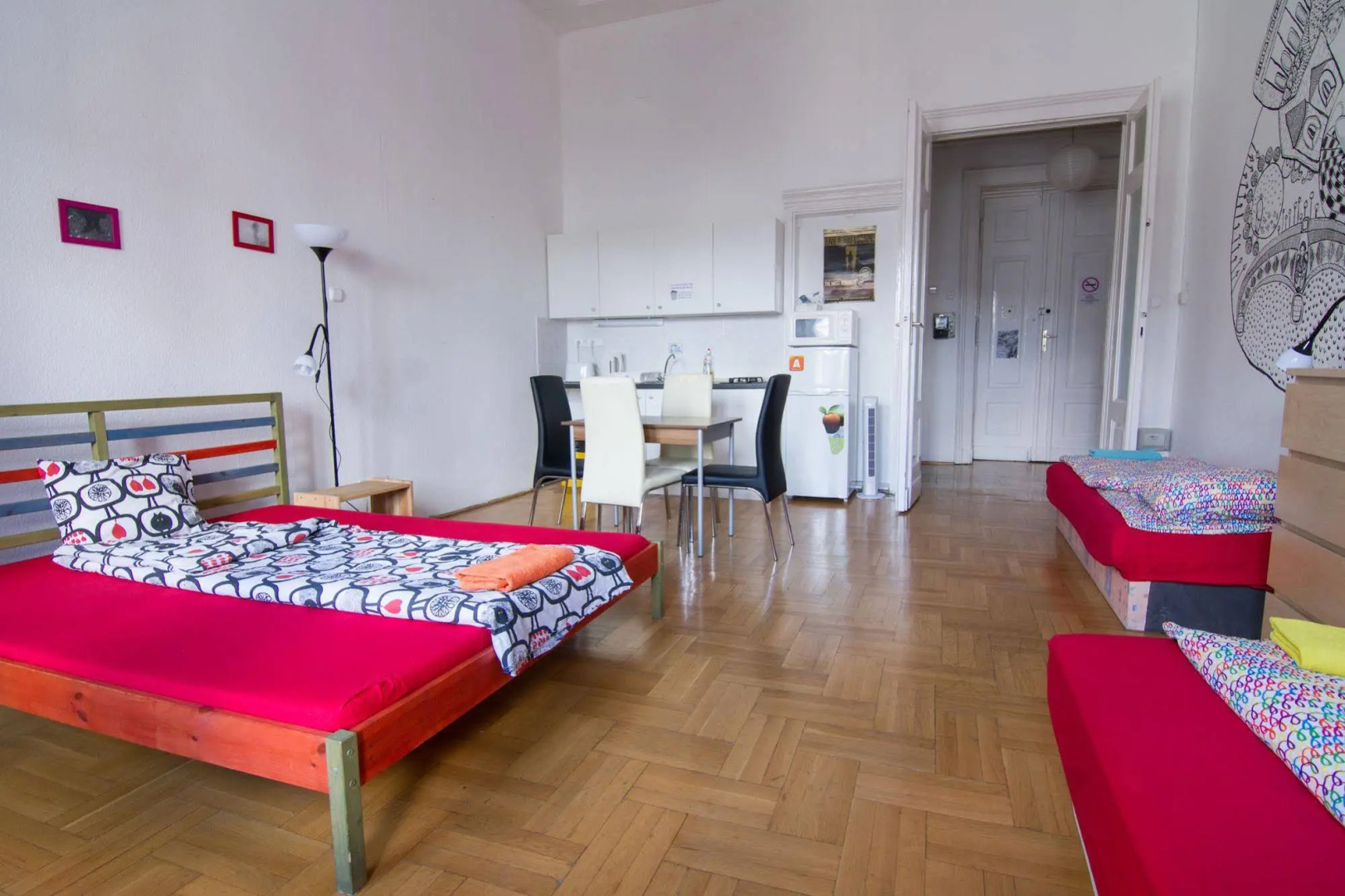 Pal's Hostel & Apartments