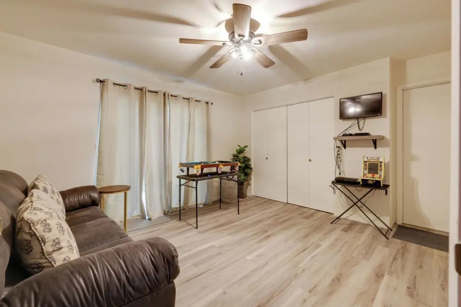 Furnished Deck & Fire Pit: Sherwood Forest Cabin