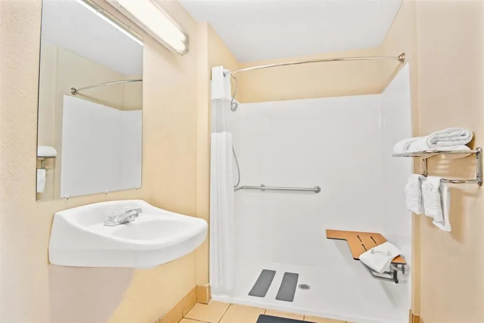 Days Inn & Suites Braunig Lake