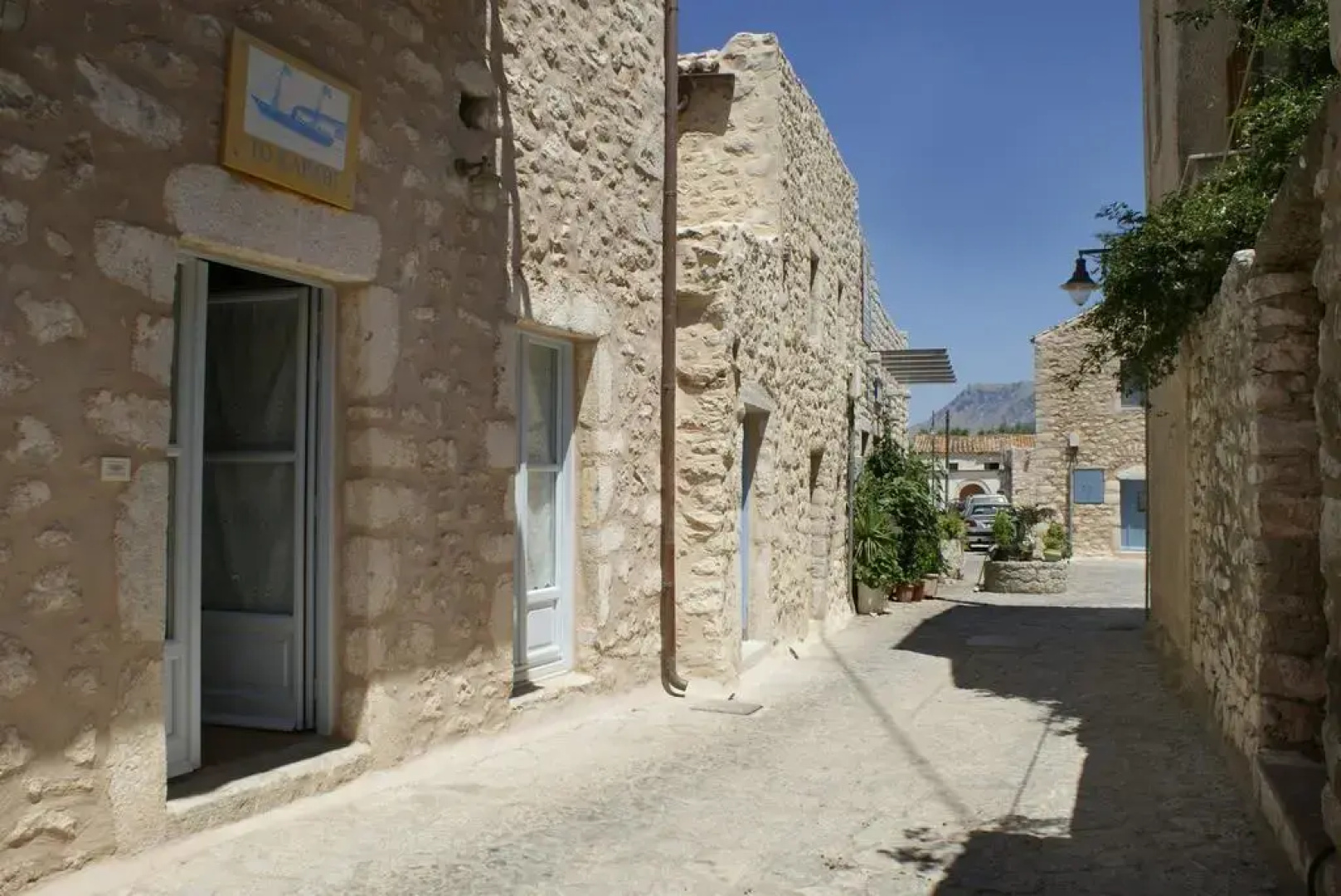 To Karavi Guesthouse