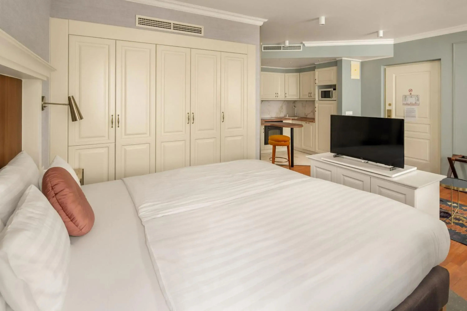 Queen's Court Hotel & Residence