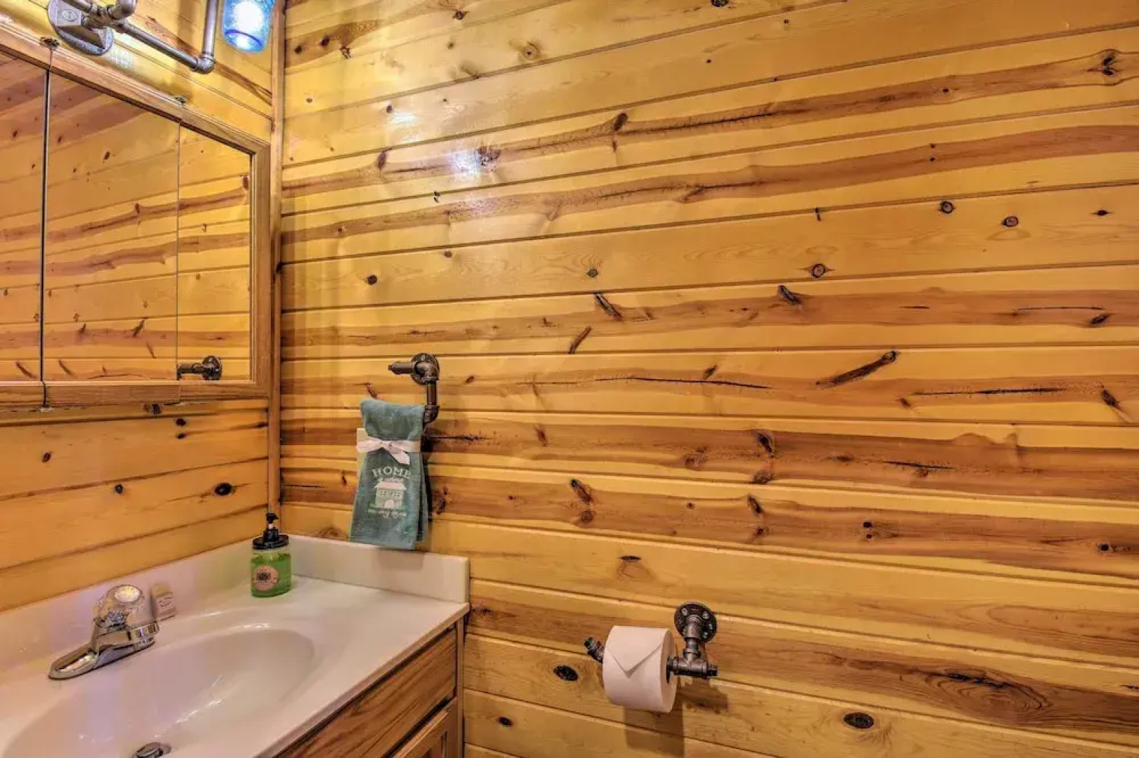 Cozy Hiawassee Cabin w/ Fire Pit & Mtn Views!