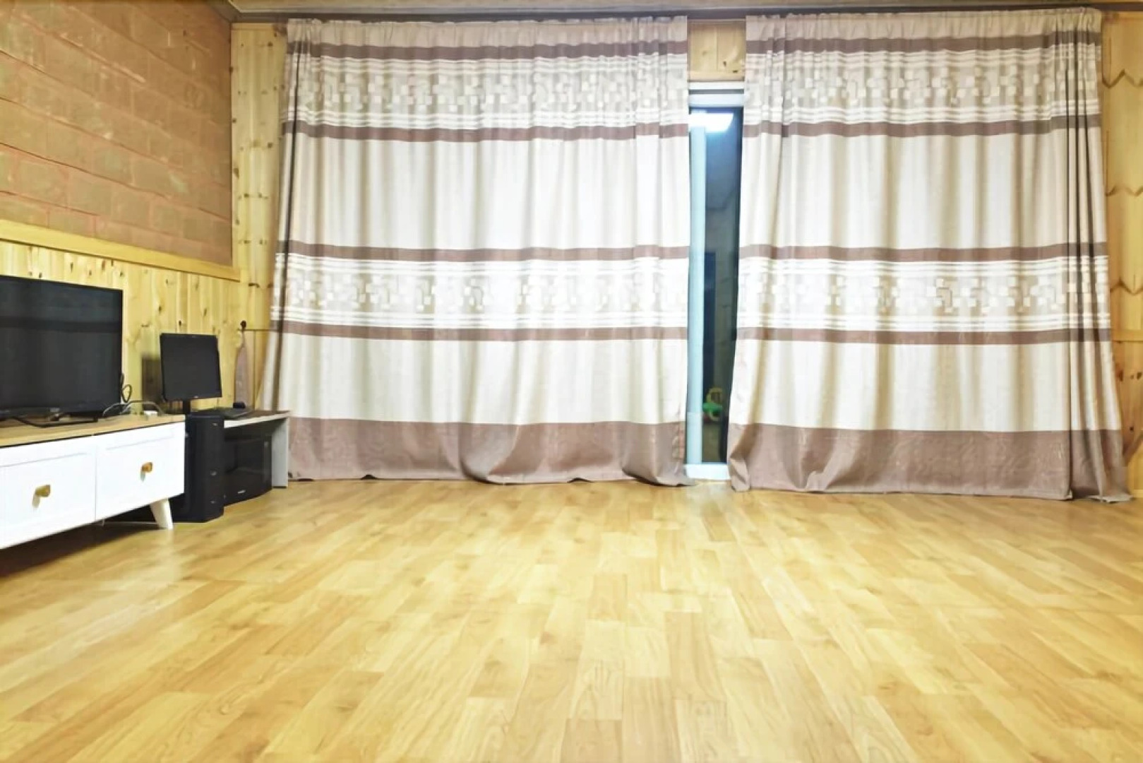 Hwacheon Mountain Water Smell the Smell of Ocher Pension