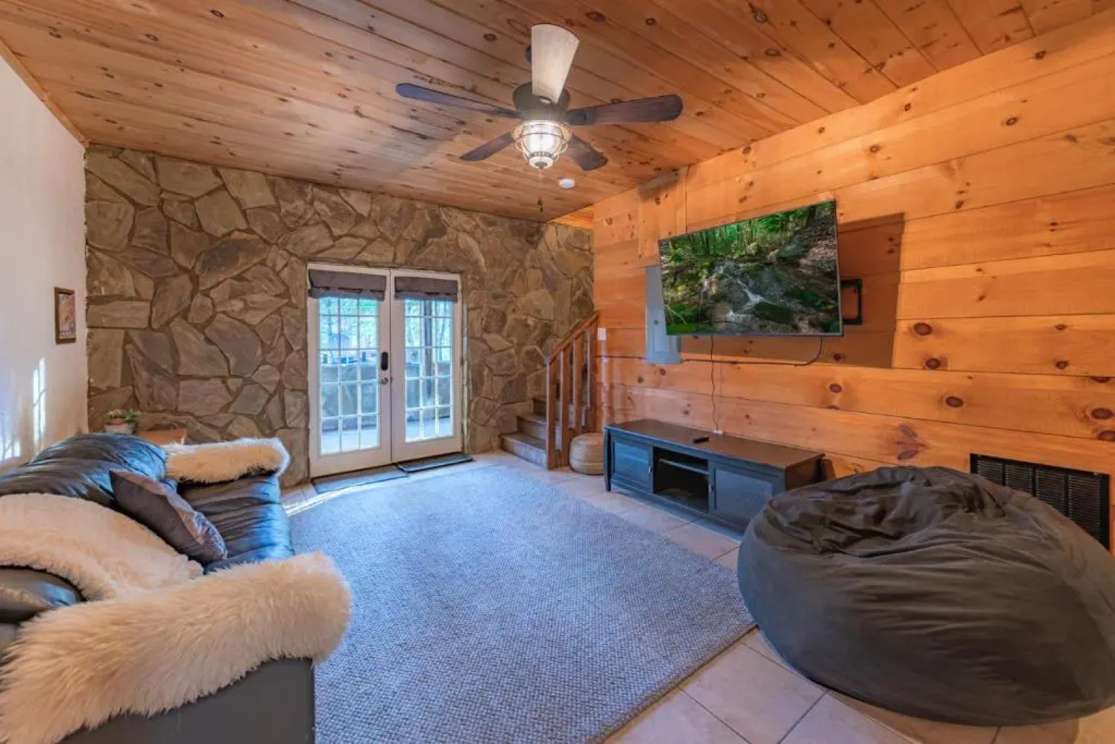 FAMILY FRIENDLY, Hot Tub, Fire pit, Pool Table, 2 Acres