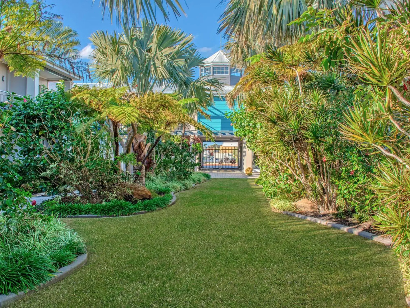 Waters Edge Apartment with Jetty