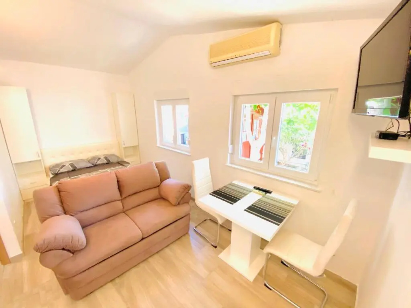 LOKY - sunny studio house 150m from sea with pool