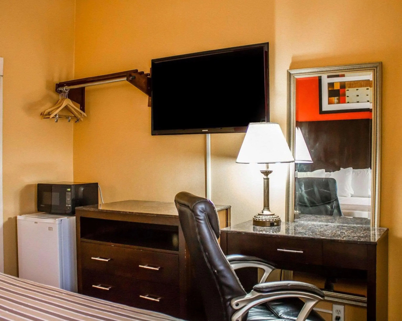 Rodeway Inn Macarthur Airport