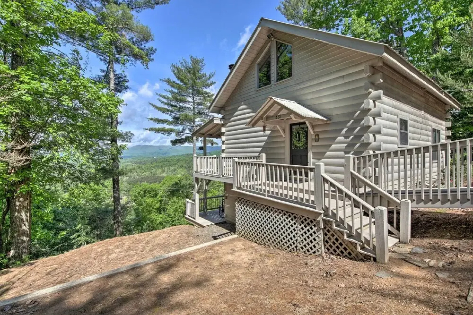 Treetop Hideout w/ Long-range Mountain Views!