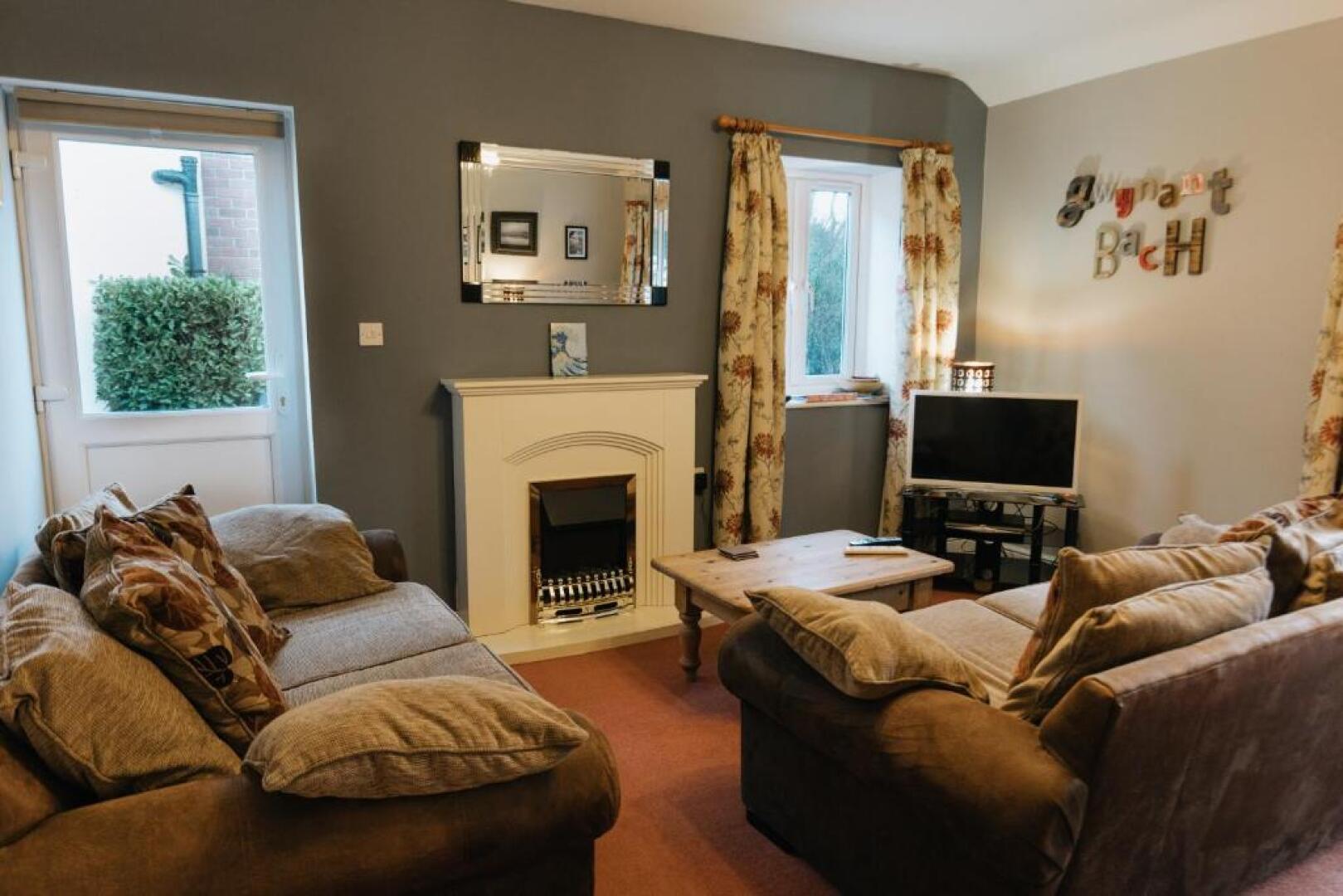 GWYNANT BACH - Cosy 2 Bed Bungalow Cottage in Snowdonia National Park, Conwy, North Wales