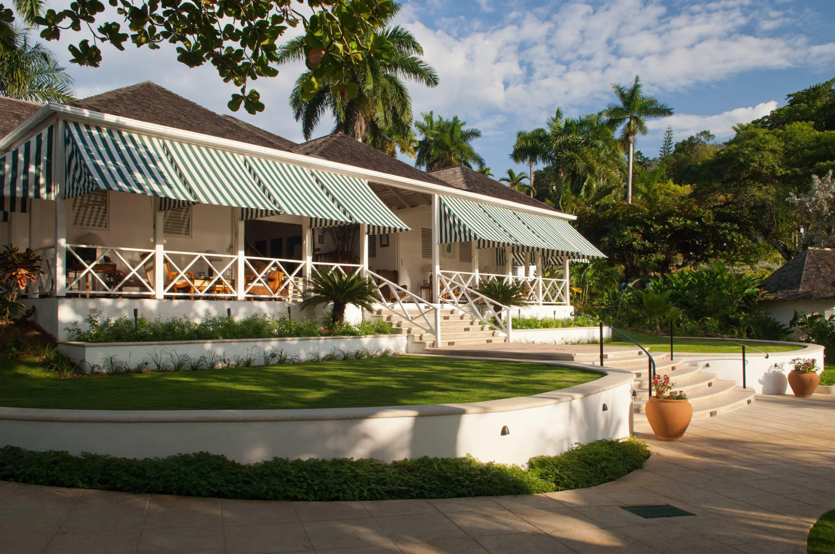 Round Hill Hotel And Villas