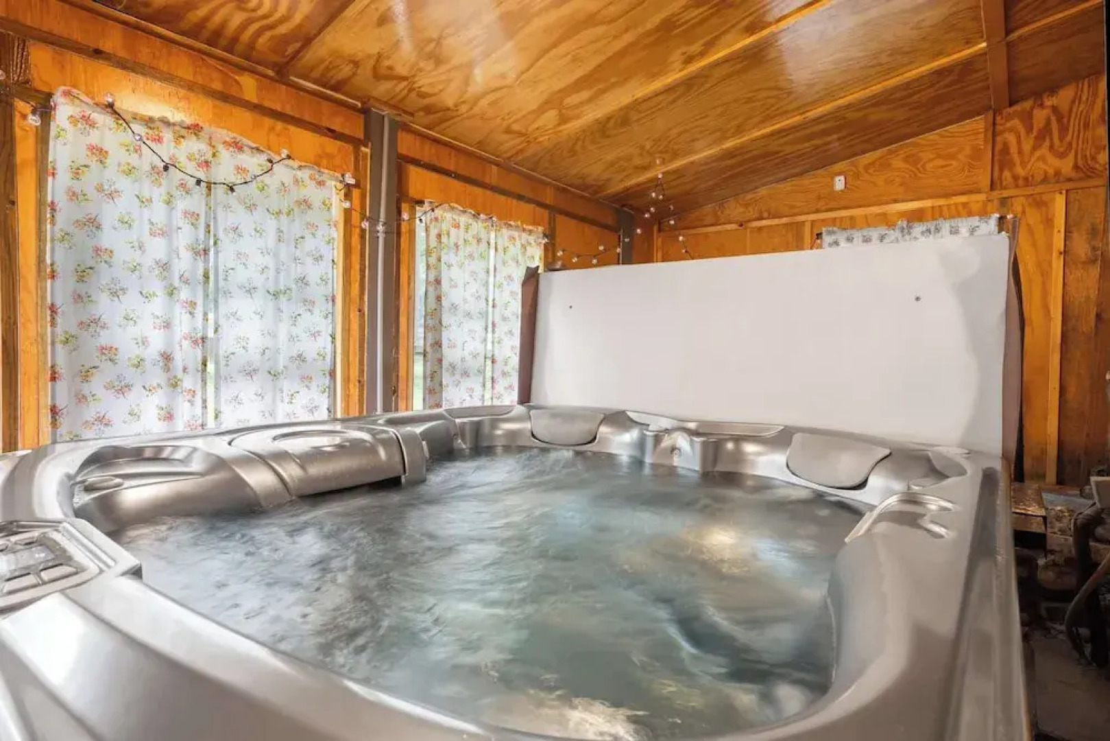 The Cozy Cottage Getaway - Private Pool & Hot Tub