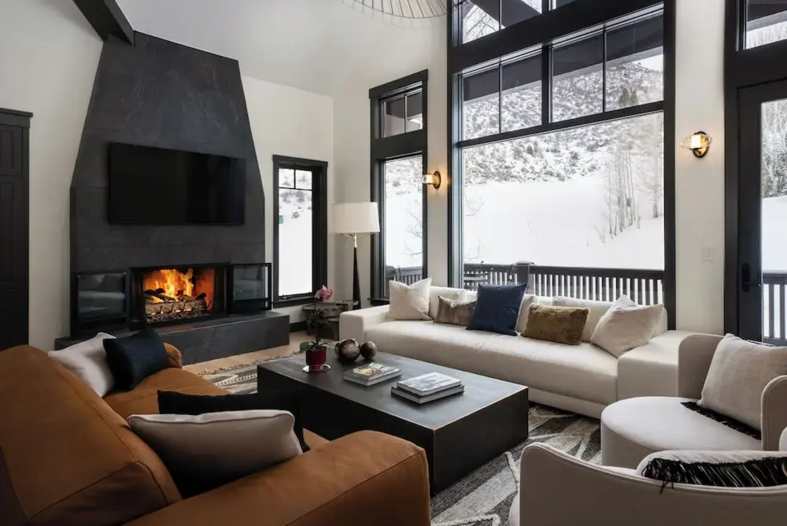 Ski-in/out Townhome w/ Hot Tub by Arrow Bahn Lift!