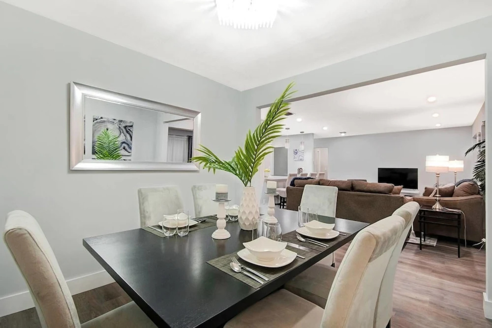 Comfortable Luxurious Home with Hot Tub, Near the Beach