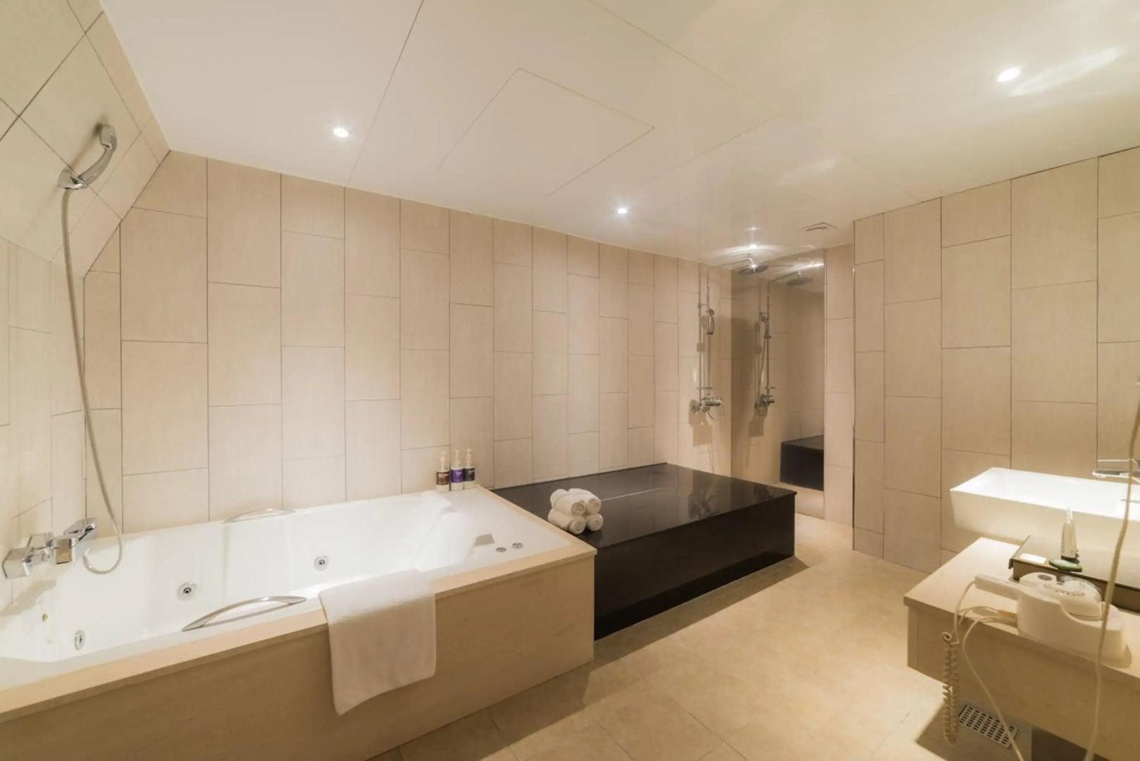 Reborn Suwon Silkroad Hotel