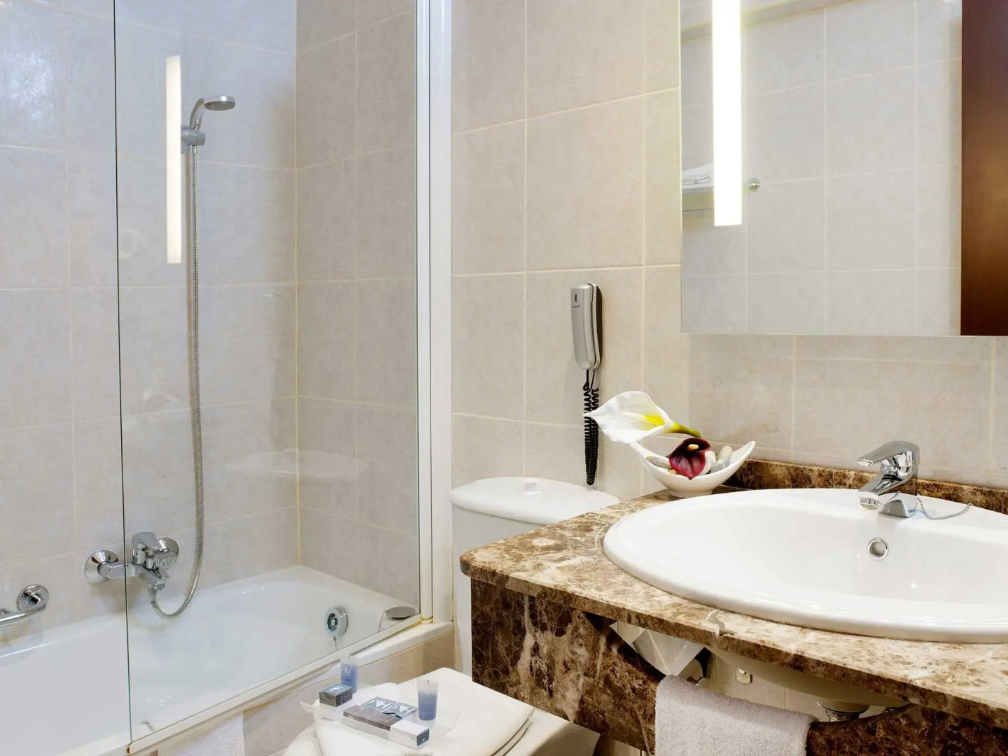 LATROUPE Grand Place Hostel