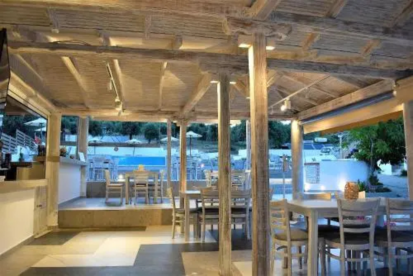 Studios Apartments Irini Patira