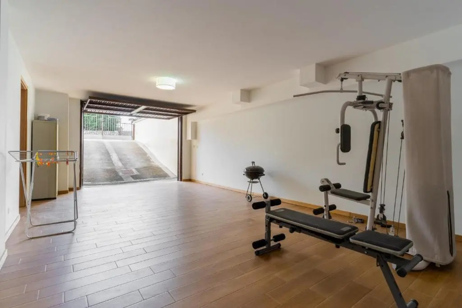 Intera villa con 2 bagni 4 camere da letto e box auto