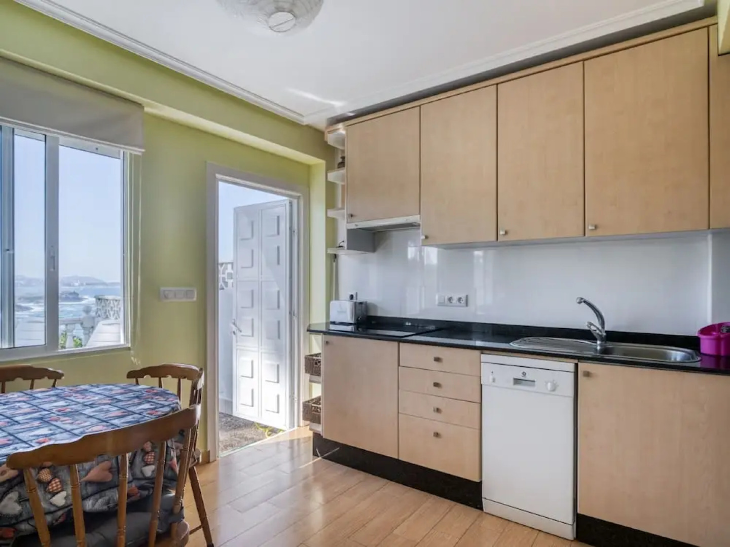 Nice Apartment With Spacious Terrace and Beautiful Views of the Atlantic Ocean