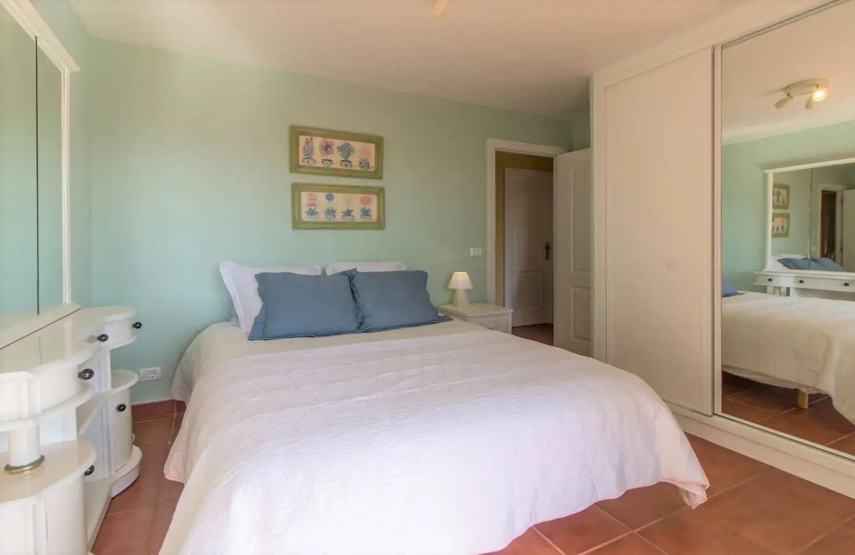 Villa in protected space in front of the sea