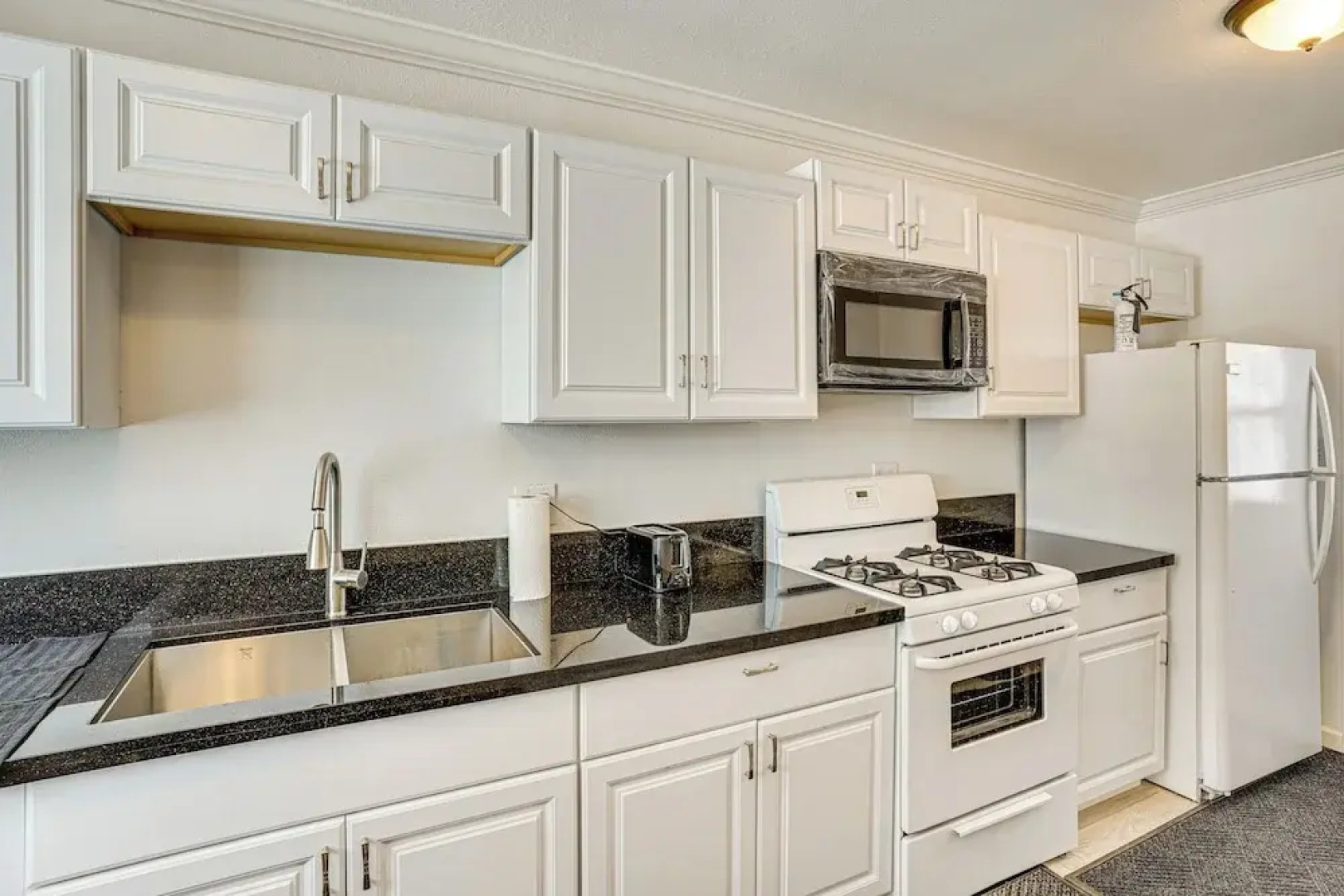 Between LA & Orange County: Quiet Getaway w/ Patio