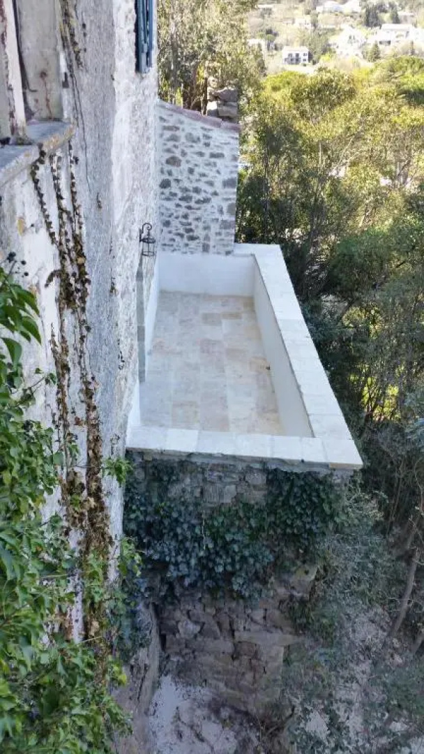 Petit appart dans dépendance château Salavas