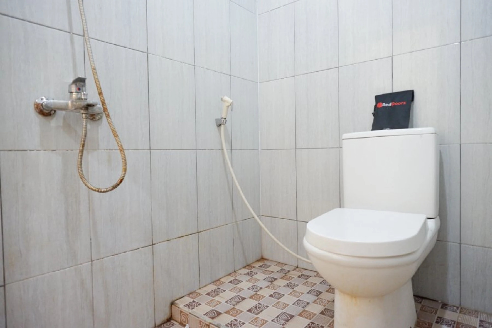 RedDoorz Plus near Stadion Wijaya Kusuma