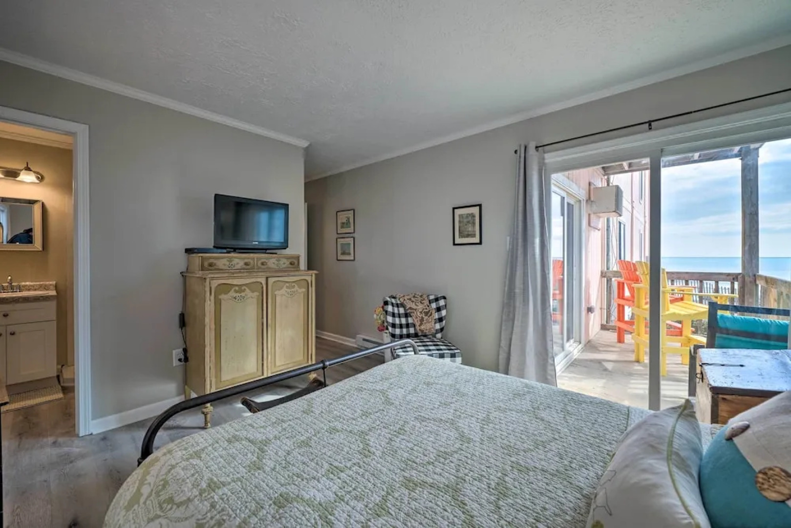 Oceanfront Topsail Beach Retreat - Steps to Shore!