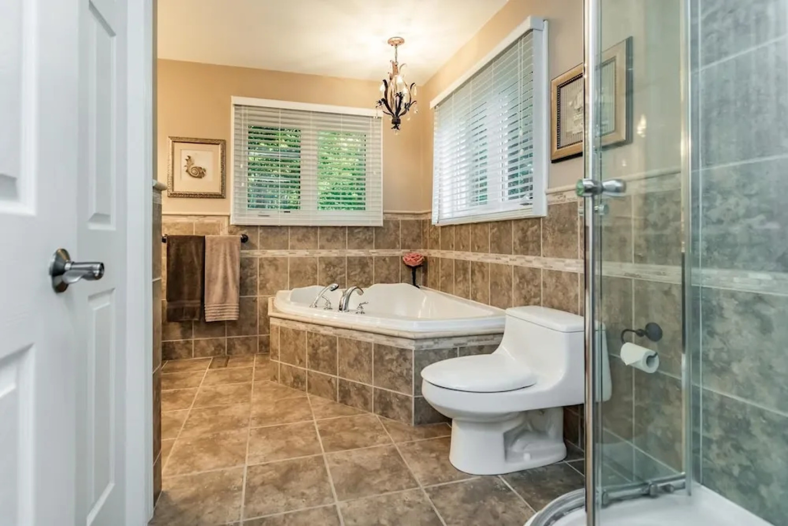 Stewart Lake Retreat A Gorgeous Beachfront Lakehouse With all the Bells & Whistles!