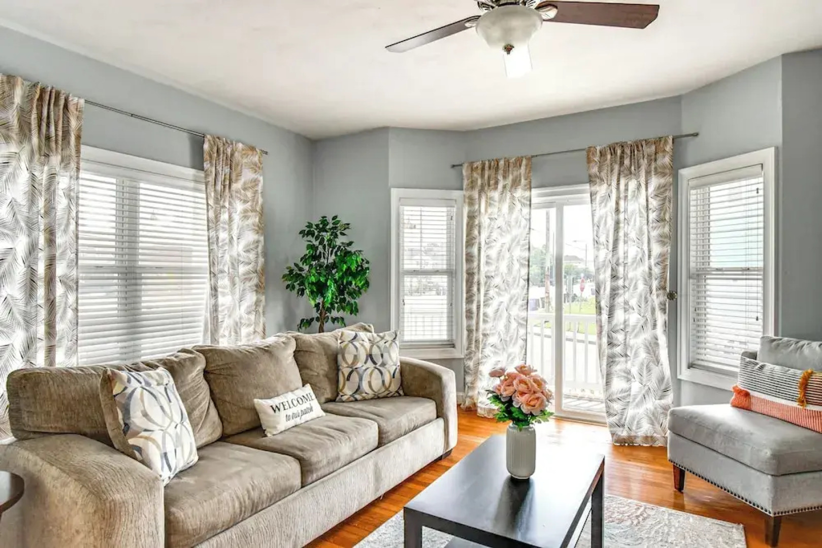 Inviting Norfolk Family Retreat: 1 Block to Beach!