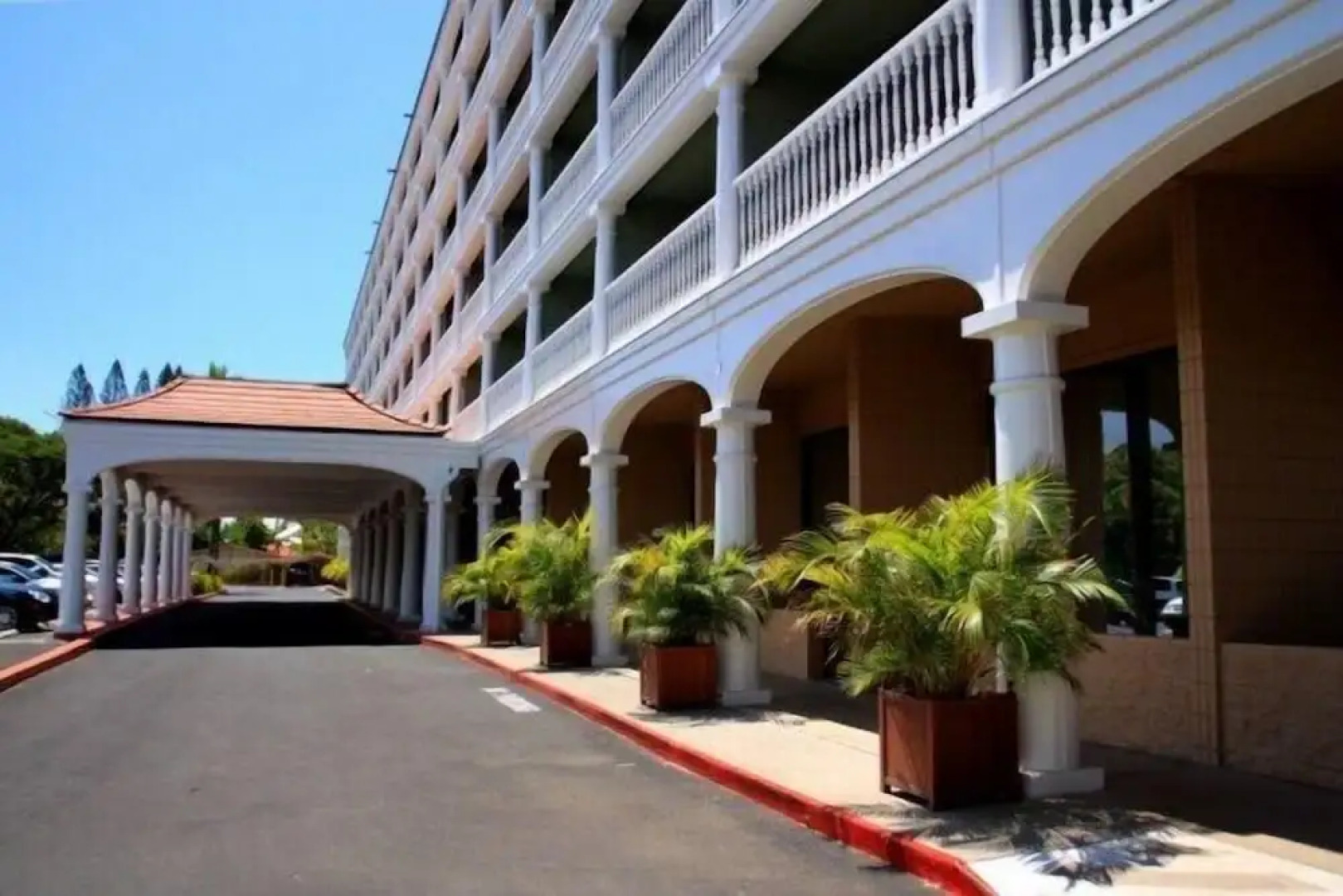 Lahaina Shores #425 Studio Bedroom Condo by RedAwning