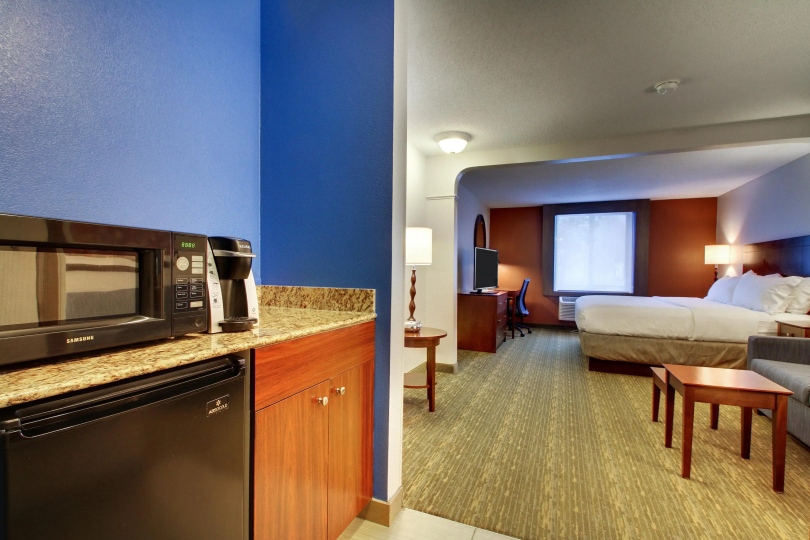 Holiday Inn Express & Suites Lincoln East - White Mountains by IHG