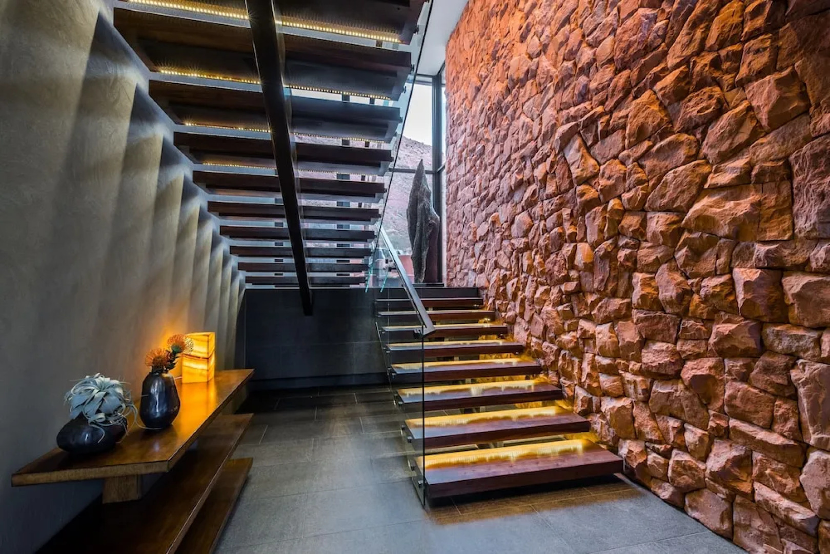 Luxury Service 3 King Suites & Pool – Sleeps 8 – Daily HK home