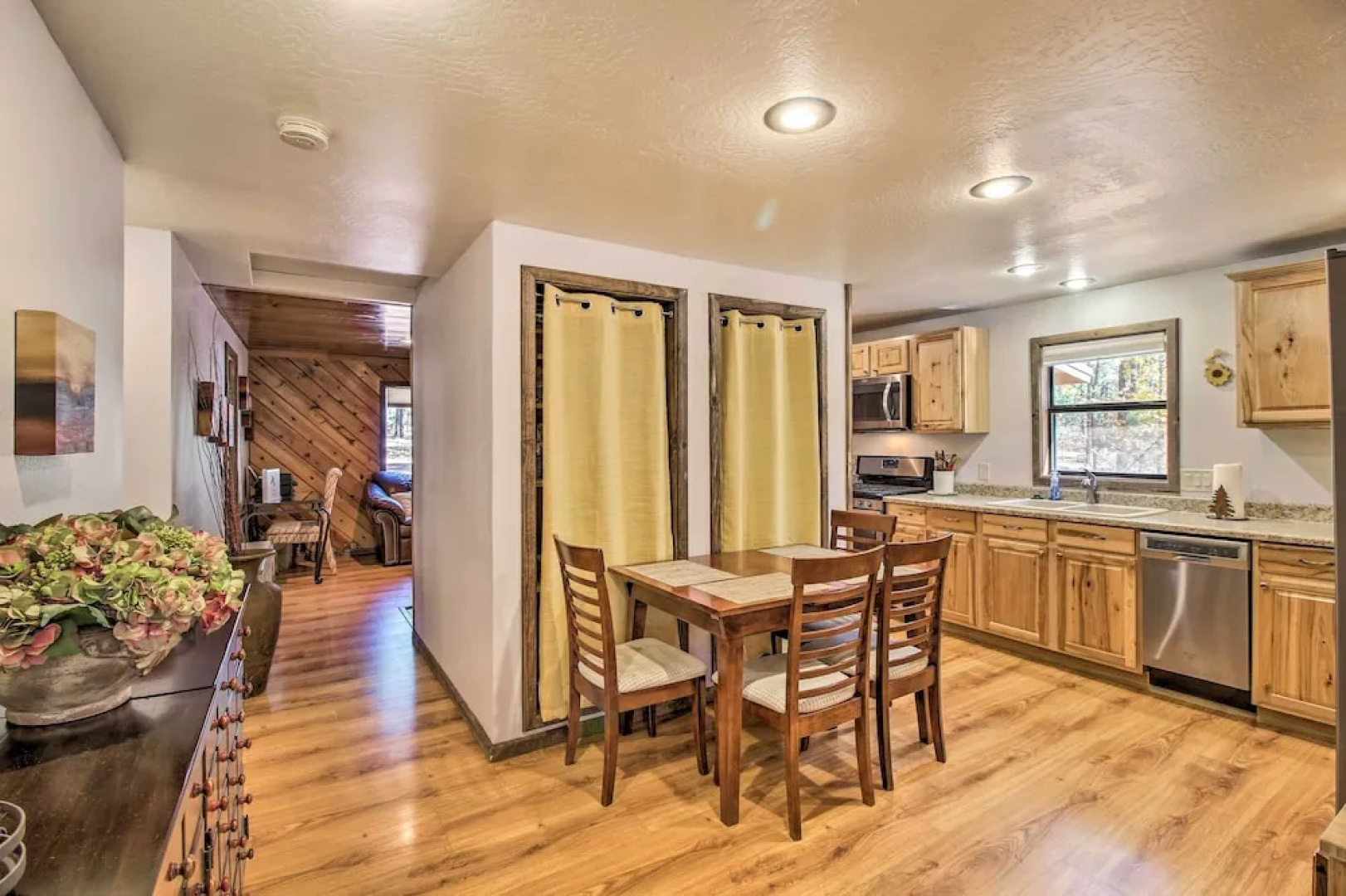 Deck & Grill: Pet-friendly Lakeside Cabin