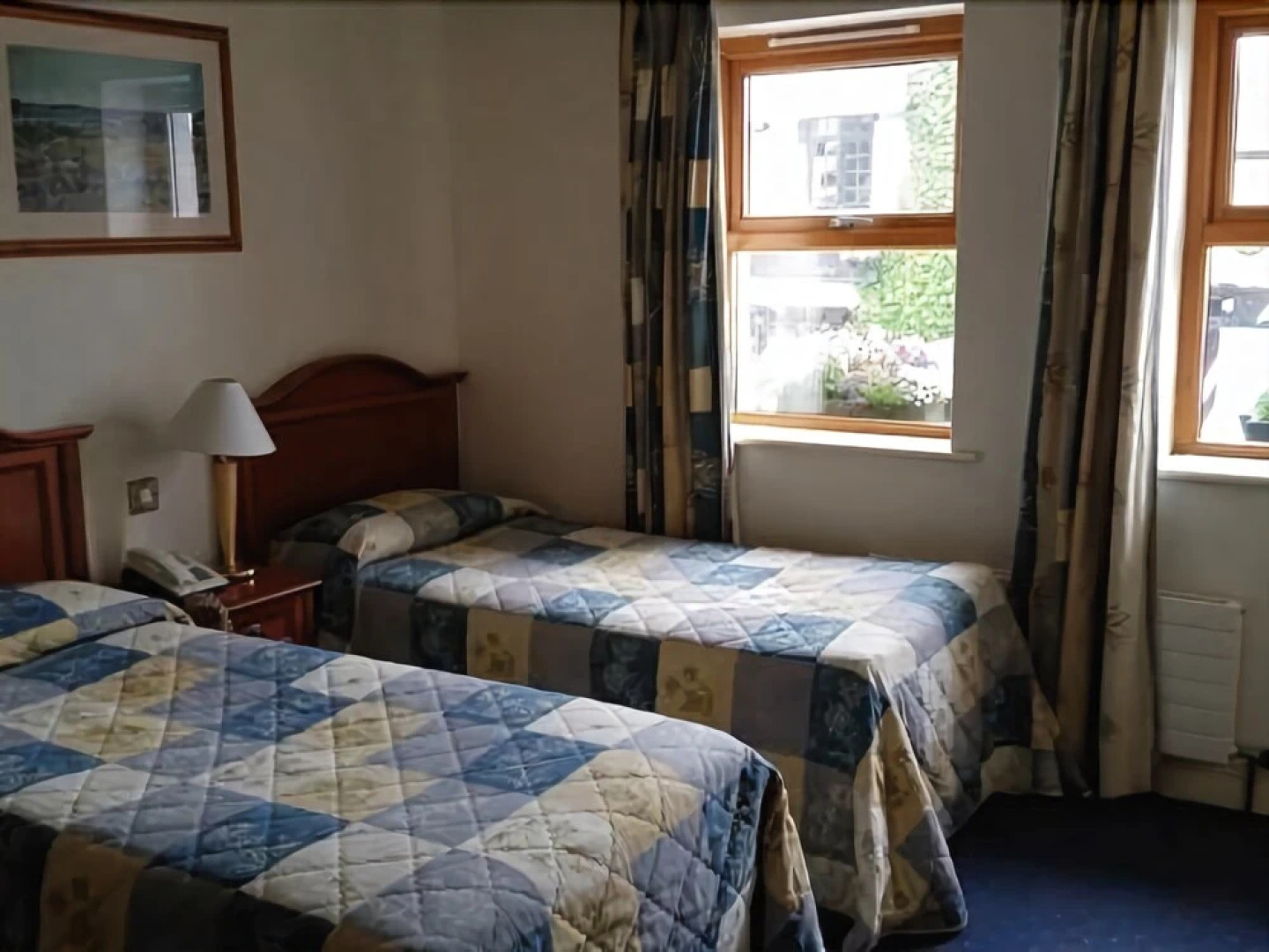 An Crúiscín Lán Hotel