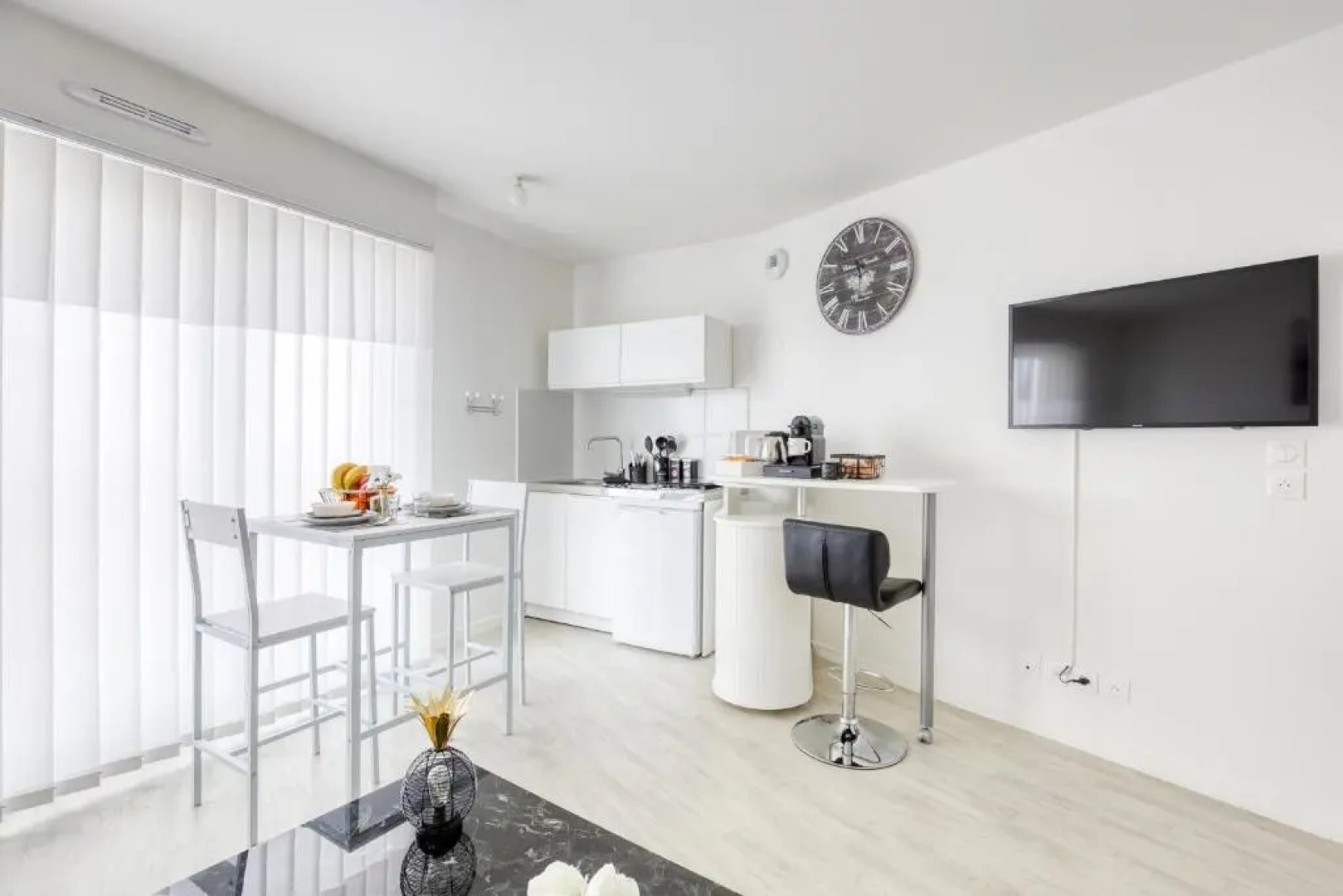 Studio élégant style black&white 5min gare Poissy