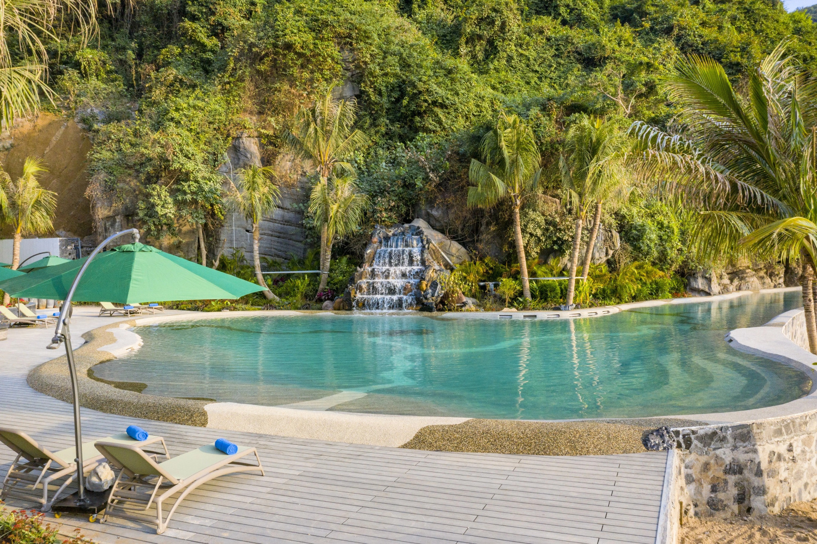 Курортный отель Wyndham Grand Flamingo Cat Ba Resort