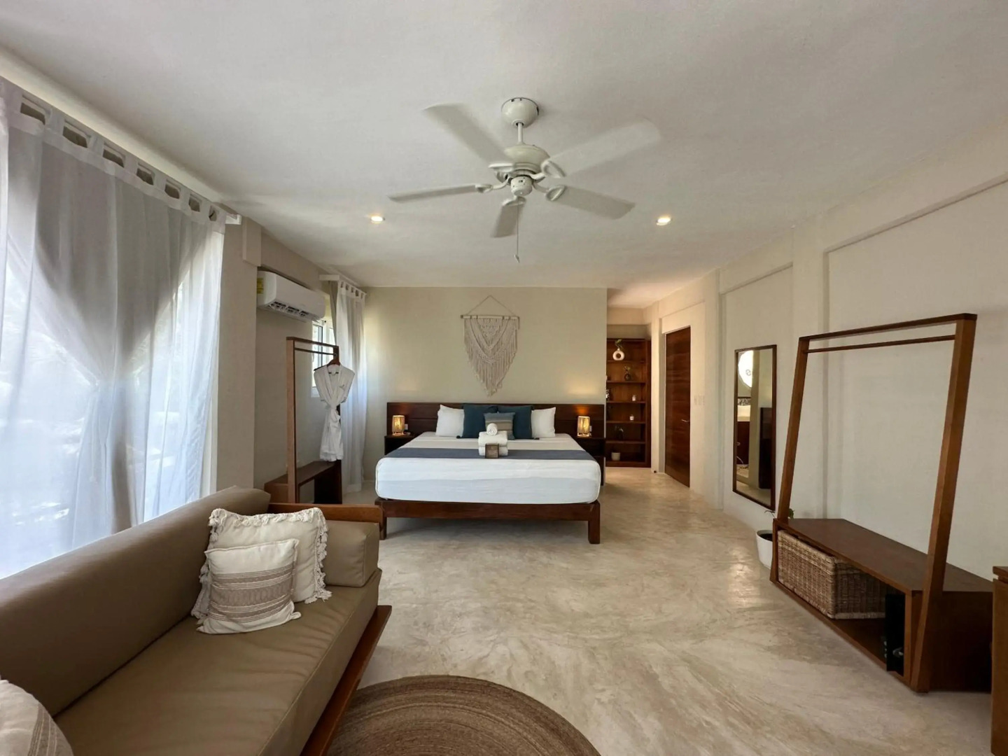 Noah Beach Hotel & Suites