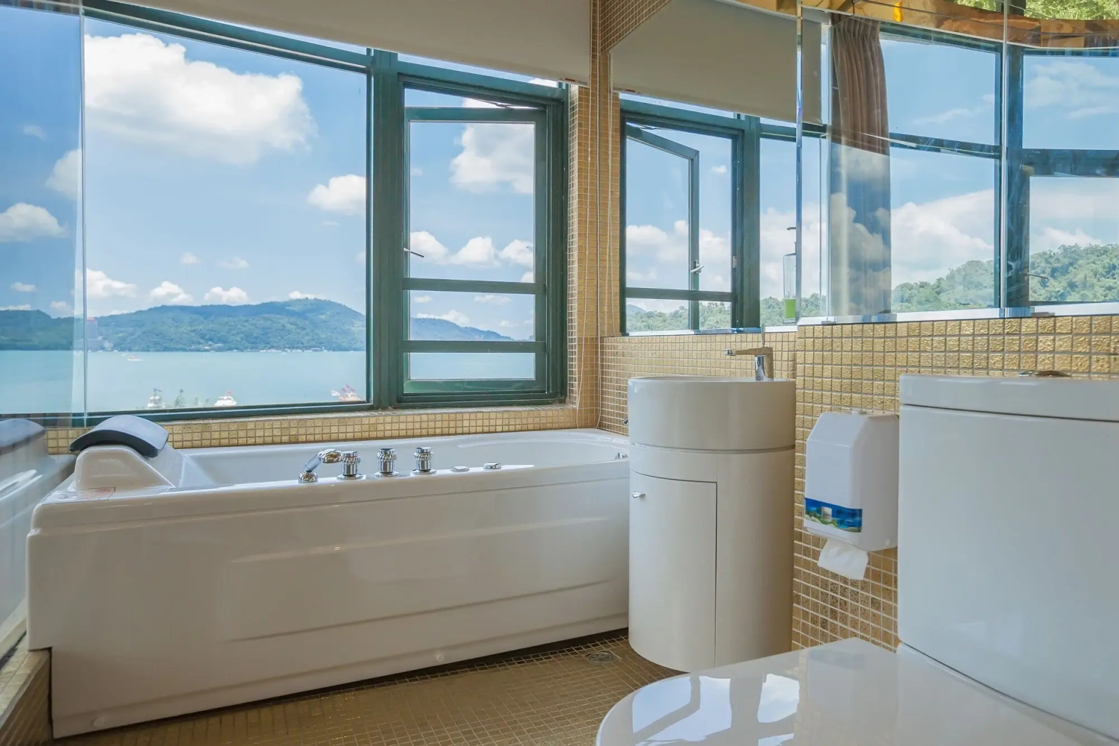 Shuian Lakeside Hotel