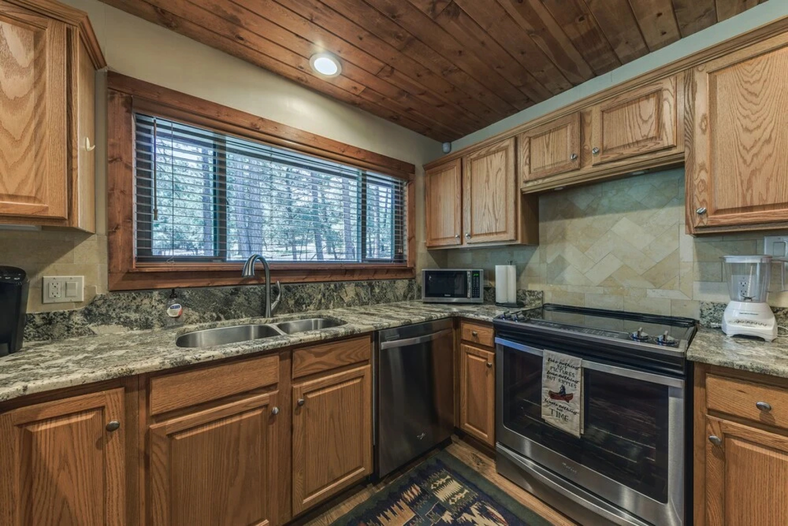 Well-appointed Alto Cabin w/ Fire Pit & Pool Table