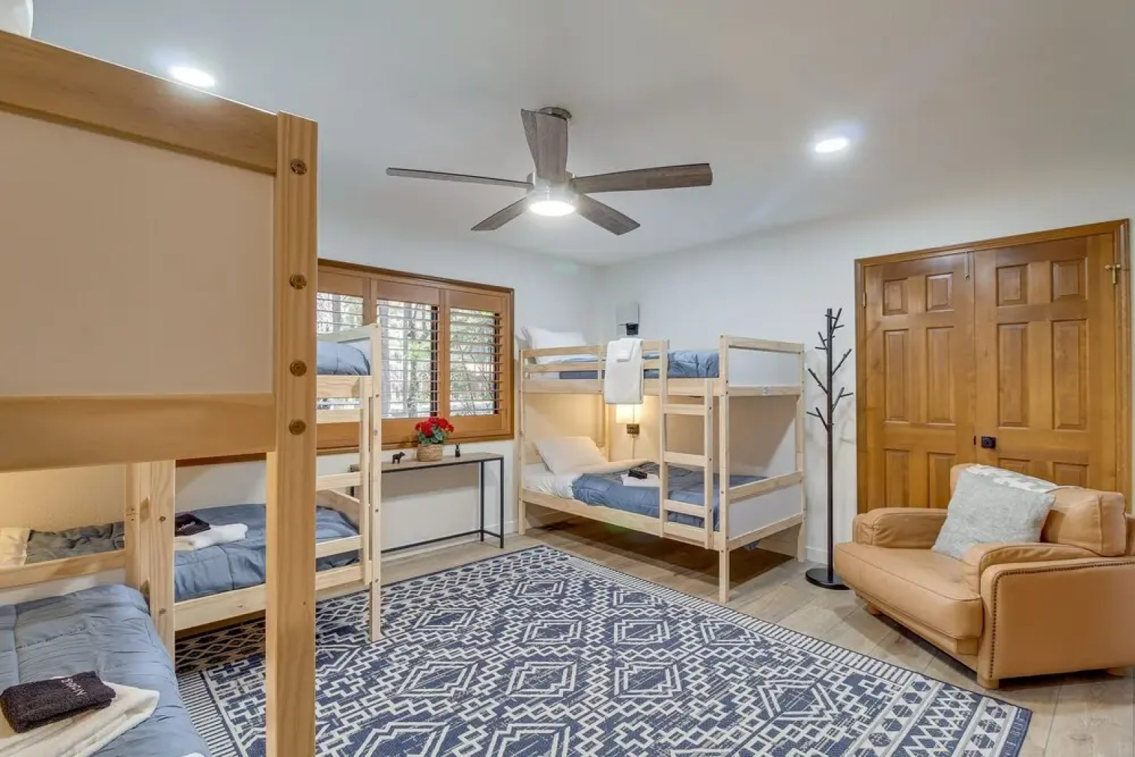 Pinetop Cabin w/ 2 Fireplaces & Hot Tub!