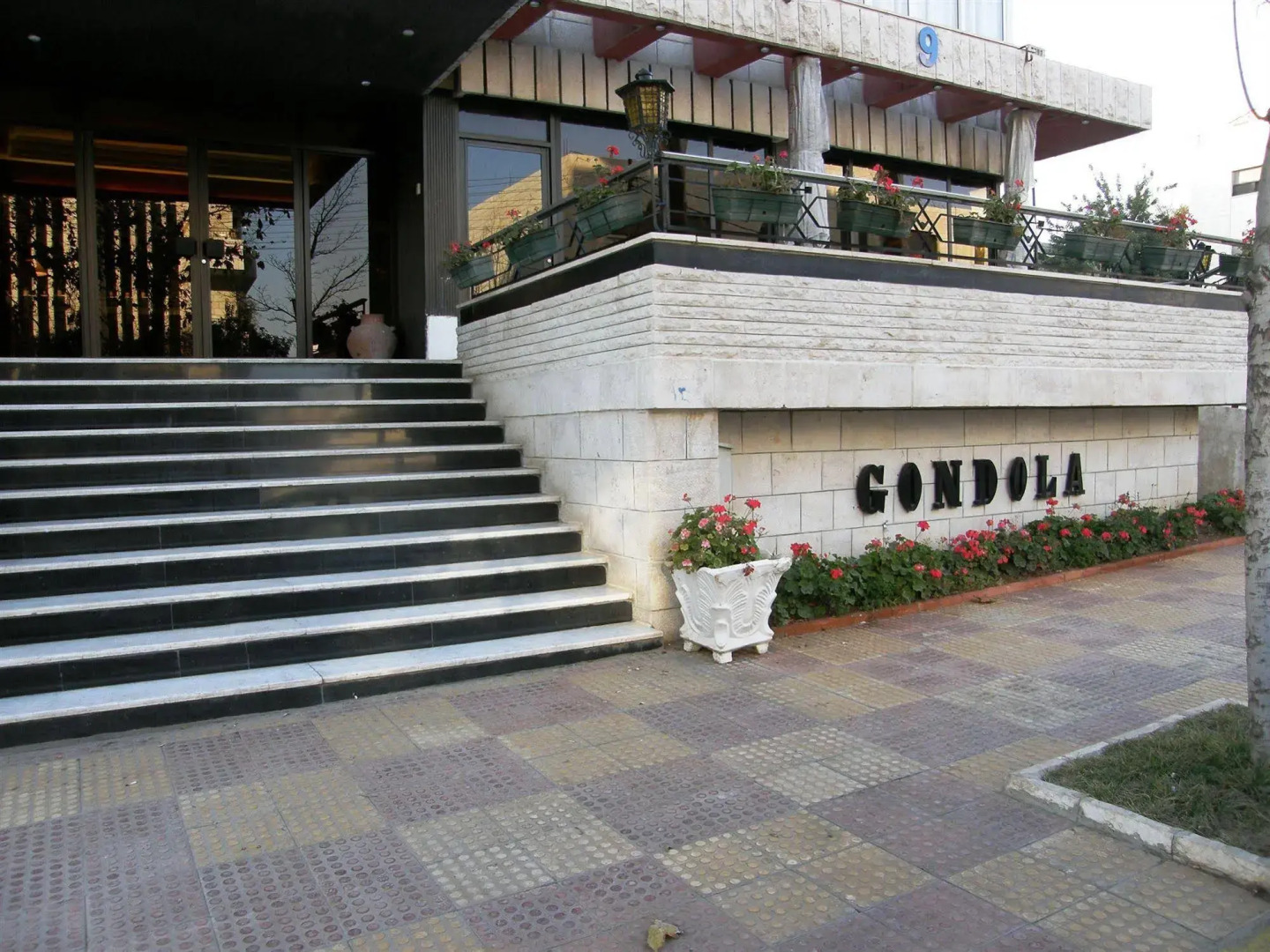 Gondola Hotel and Suites