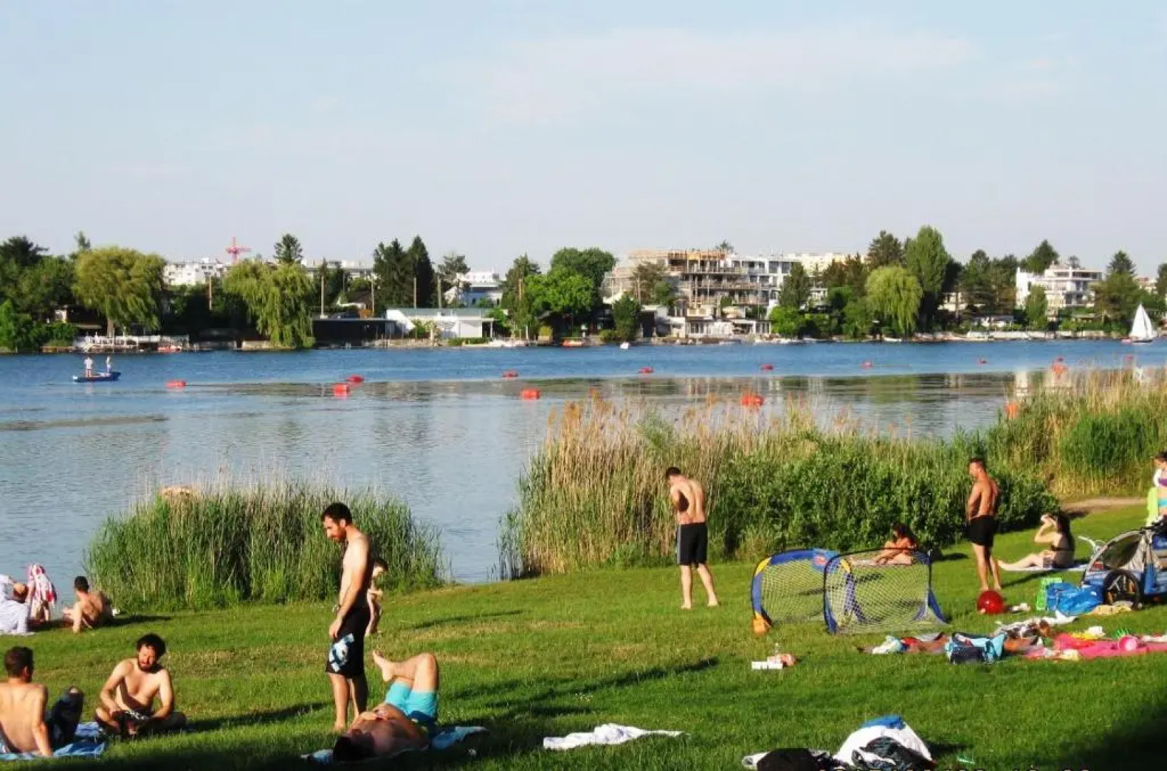 ZENTRUMNAH direkt an UBAHN bei UN-VIC und am BADESTRAND